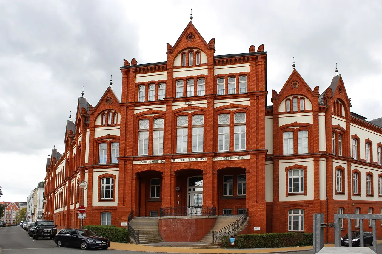 Rostock ist eine Stadt an der Warnow an der Nordküste Deutschlands