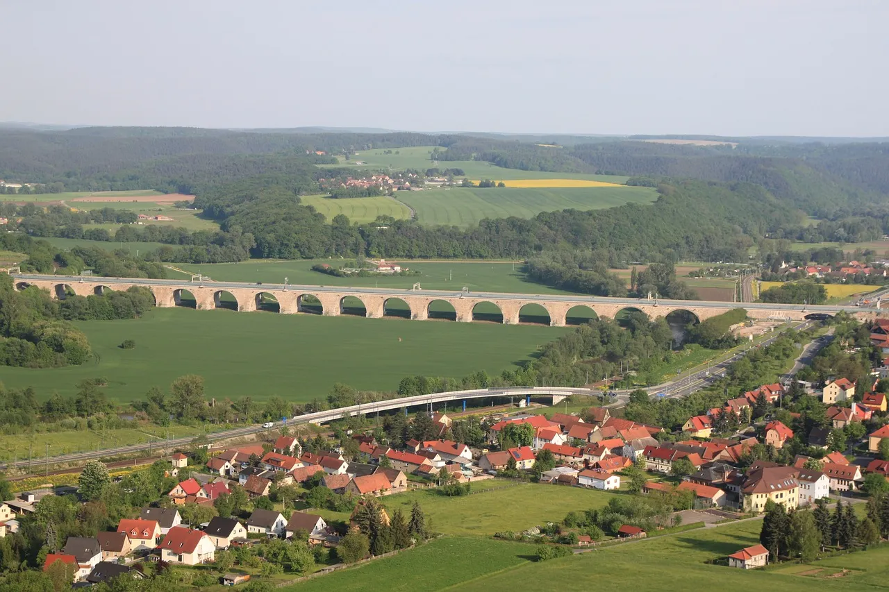 Jena ist eine deutsche Universitätsstadt und kreisfreie Großstadt in Thüringen in der Metropolregion Mitteldeutschland.