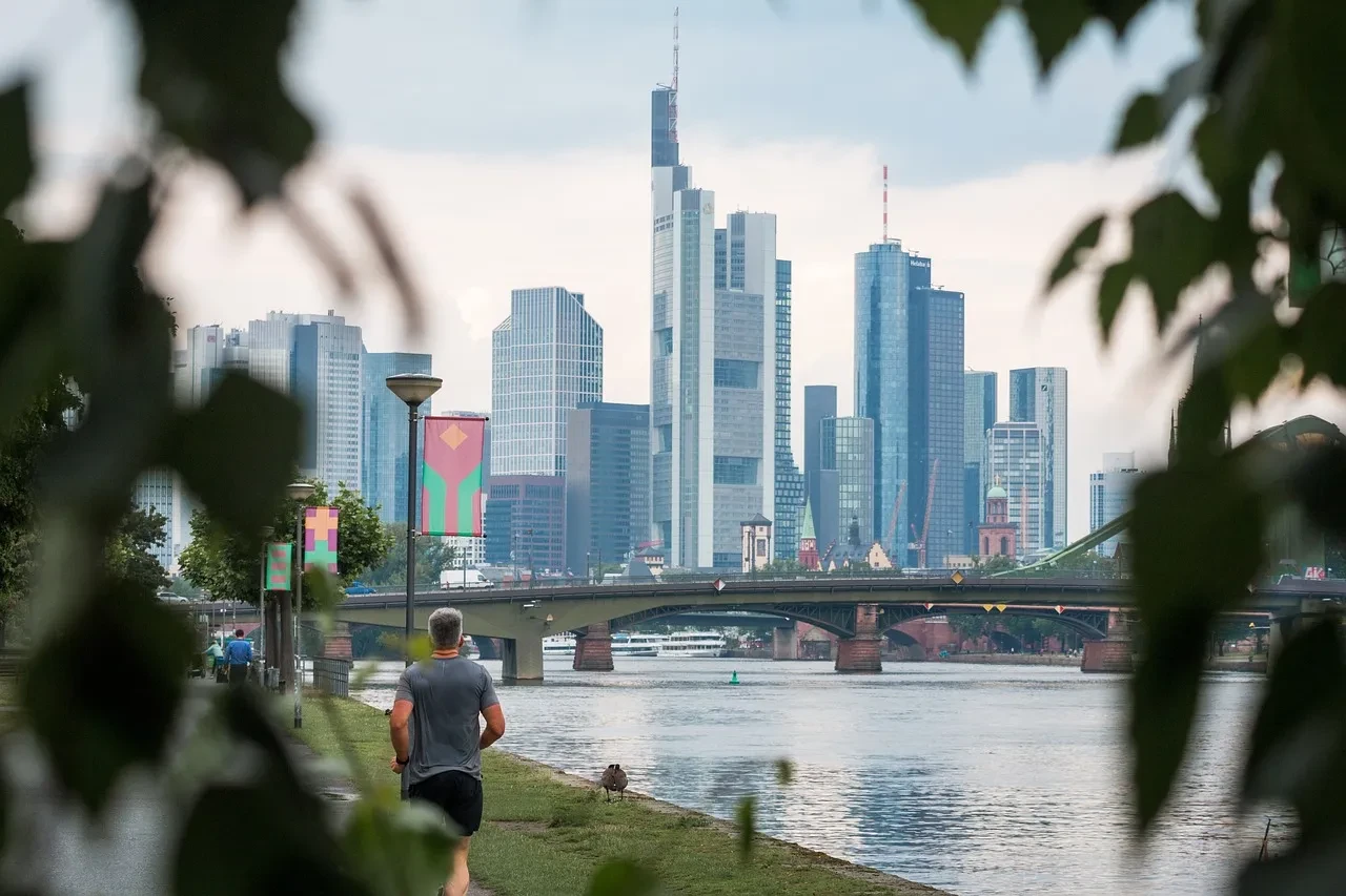 Im Dezember 2022 ist Frankfurt (Oder), eine Mittelstadt im Land Brandenburg, am Westufer der Oder gelegen und ein Grenzort zur Republik Polen