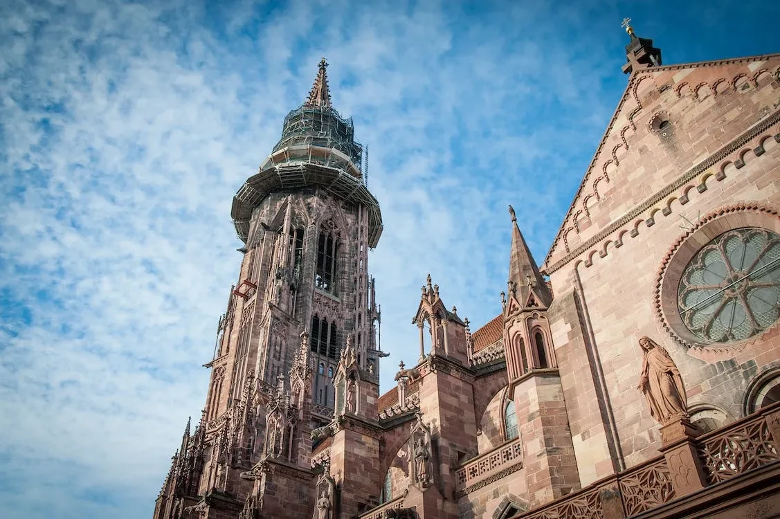 Freiburg im Breisgau (inoffiziell Schwarzwaldhauptstadt) ist eine kreisfreie Großstadt in Baden-Württemberg.