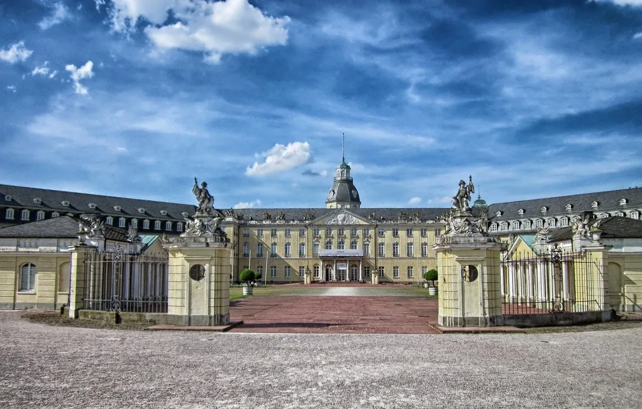 Karlsruhe ist eine Stadt im südwestdeutschen Bundesland Baden-Württemberg. Der einzigartige Fächergrundriss, die höchsten Gerichte Deutschlands sowie zahlreiche kleine Denkmäler, Brunnen und Plätze machen Karlsruhe unverwechselbar.