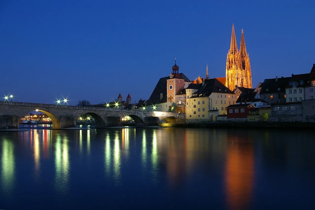 Die Stadt Regensburg, gelegen an der Donau im südöstlichen Teil Deutschlands, ist berühmt für ihr hervorragend erhaltenes mittelalterliches Stadtzentrum.