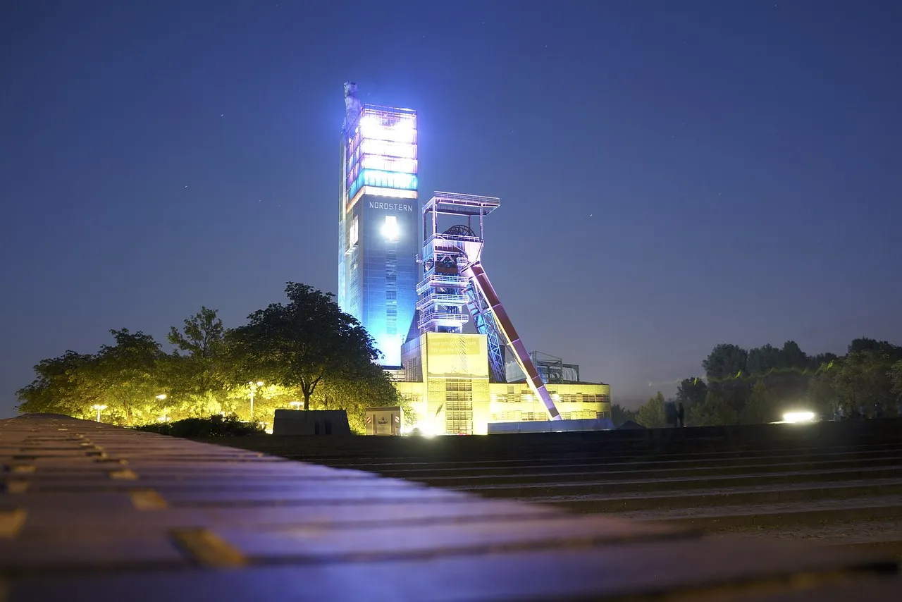 Gelsenkirchen ist eine Großstadt im zentralen Ruhrgebiet in Nordrhein-Westfalen und gehört zur Metropolregion Rhein-Ruhr