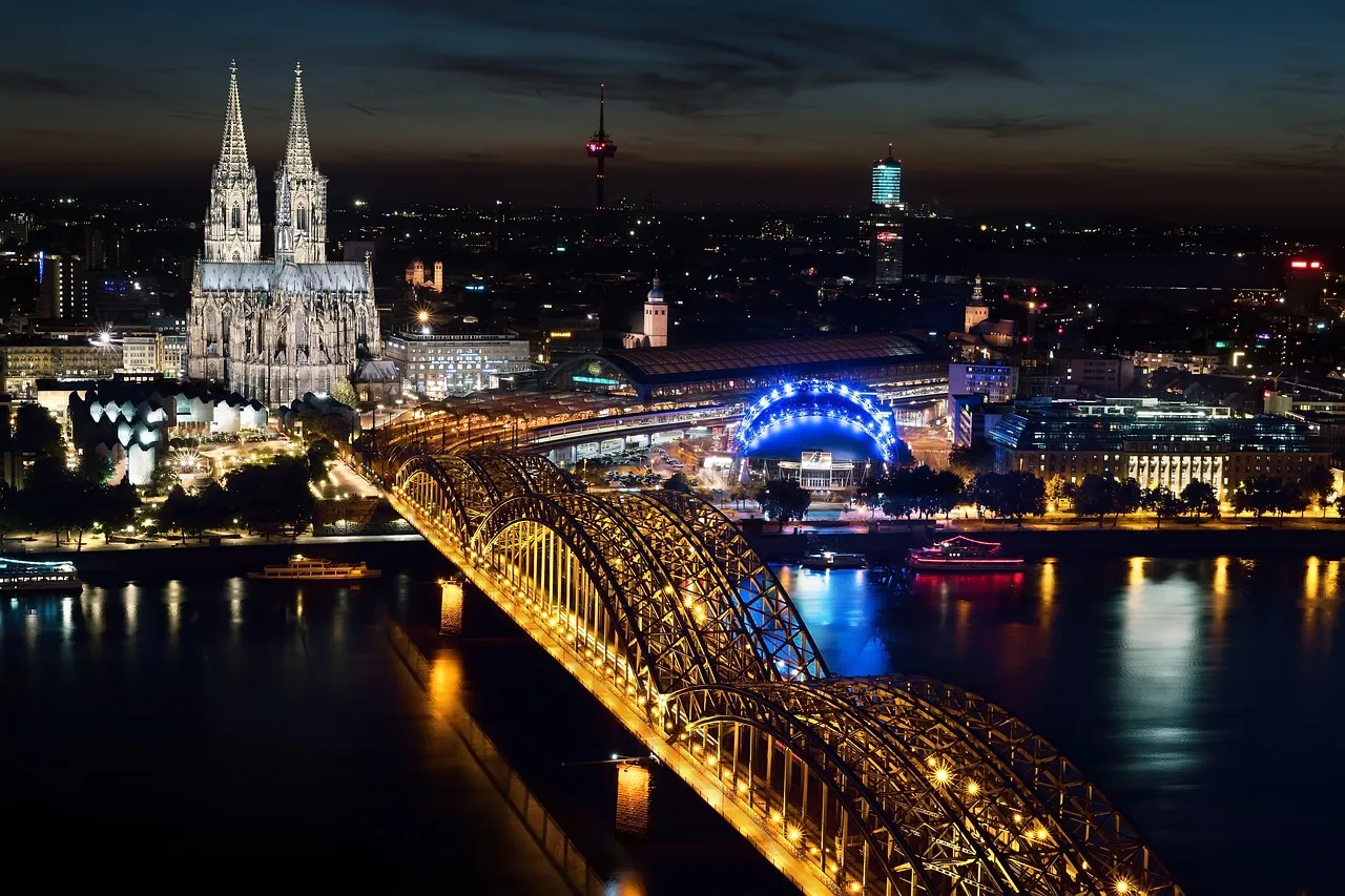Köln ist eine 2.000 Jahre alte, im Westen Deutschlands gelegene Stadt am Rhein und das kulturelle Zentrum seiner Region.